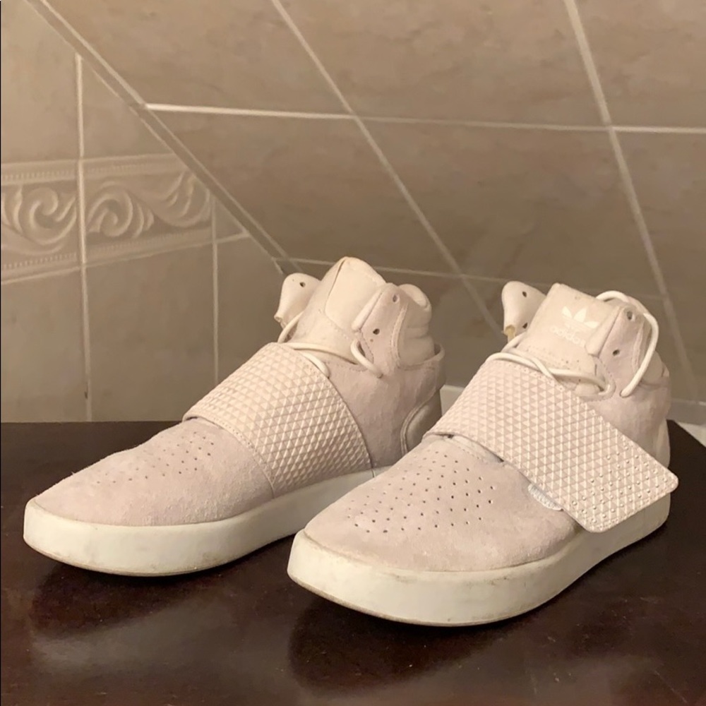 Boys 6/ women’s 7 adidas sneakers